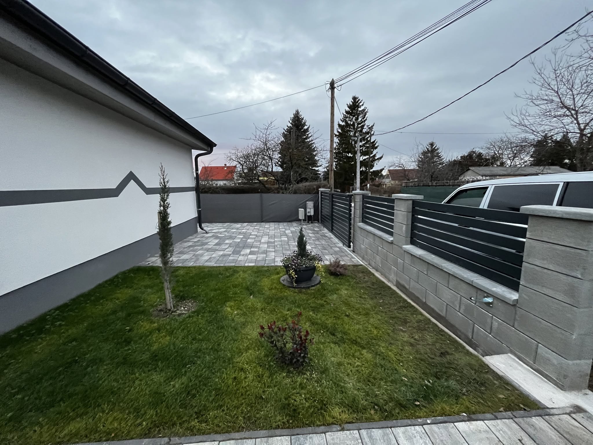 HOP-BAU térburkolat és kerítés kivitelezés